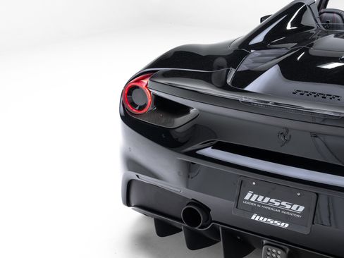 Used 2018 Ferrari 488 Spider image 36