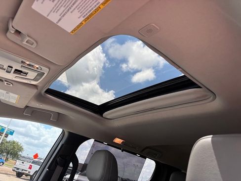 Used 2025 Toyota Sienna XLE FWD image 15