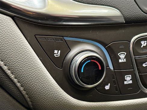 Used 2018 Chevrolet Equinox Premier image 21