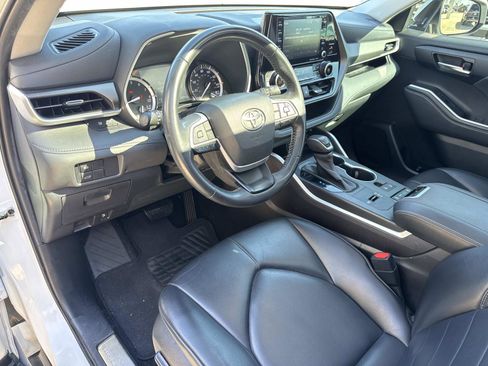 Used 2022 Toyota Highlander XLE image 17