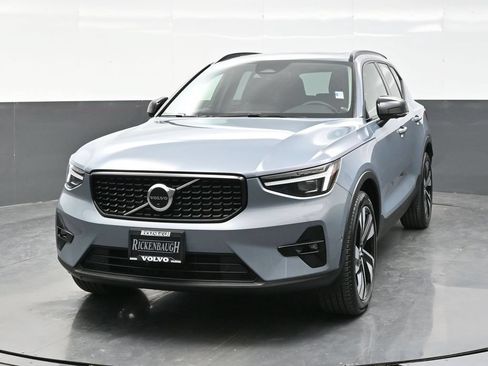 Used 2023 Volvo XC40 B5 Ultimate w/ Protection Package Premier AWD/4WD image 2