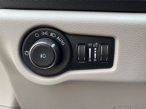 Used 2024 Chrysler Pacifica Limited FWD image 7