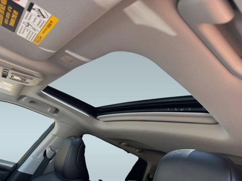Used 2021 Toyota Highlander XLE FWD image 23
