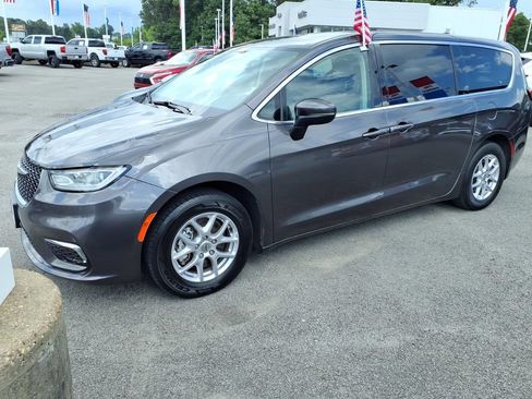 Used 2023 Chrysler Pacifica Touring-L FWD image 4