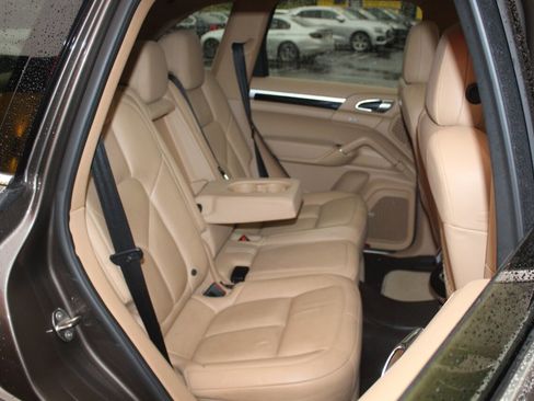 Used 2016 Porsche Cayenne image 18