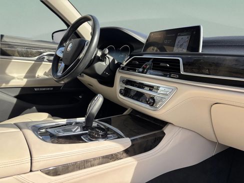 Used 2018 BMW 740i image 25