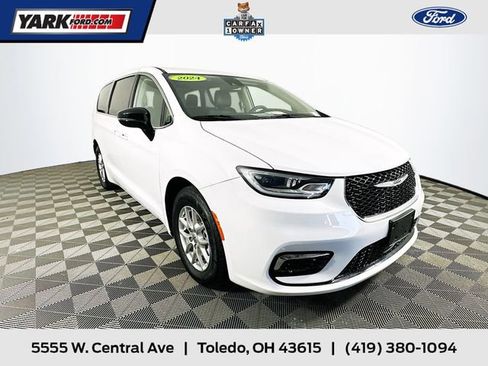 Used 2024 Chrysler Pacifica Touring-L image 1