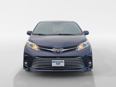 Used 2018 Toyota Sienna XLE image 9