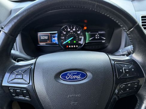 Used 2017 Ford Explorer XLT w/ Equipment Group 202A AWD/4WD image 21