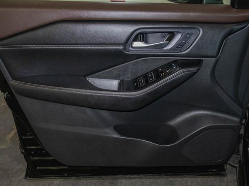 Used 2023 Nissan Rogue SL w/ SL Premium Package image 11