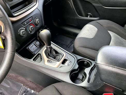 Used 2016 Jeep Cherokee Sport image 16