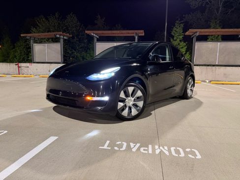 Used 2023 Tesla Model Y Long Range AWD/4WD image 1