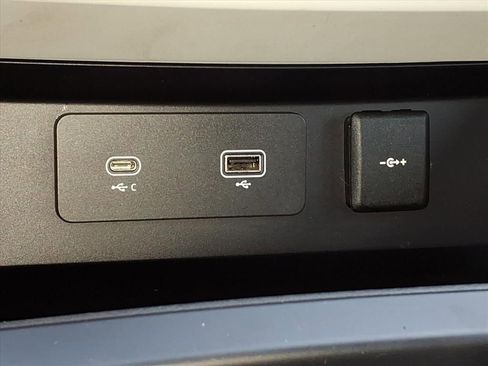 Used 2023 Land Rover Defender 130 SE image 24