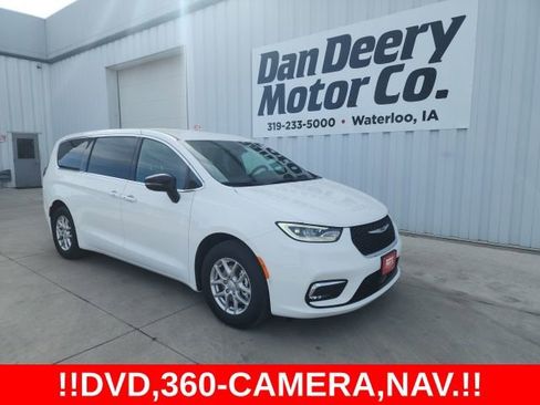 New 2026 Chrysler Pacifica Select image 1