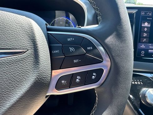 Used 2025 Chrysler Pacifica Select FWD image 8