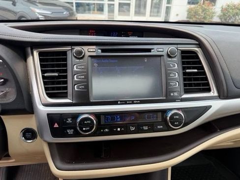 Used 2019 Toyota Highlander XLE AWD/4WD image 20