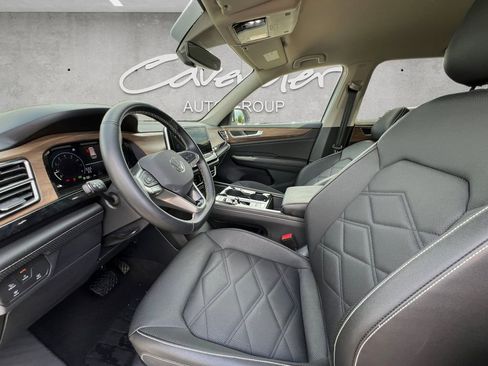 Used 2025 Volkswagen Atlas SE image 19