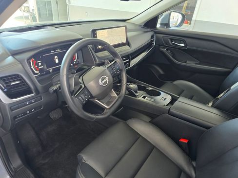 Used 2025 Nissan Rogue SL w/ Tech Package FWD image 9