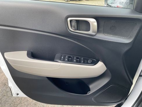 Used 2025 Hyundai Venue SEL image 18