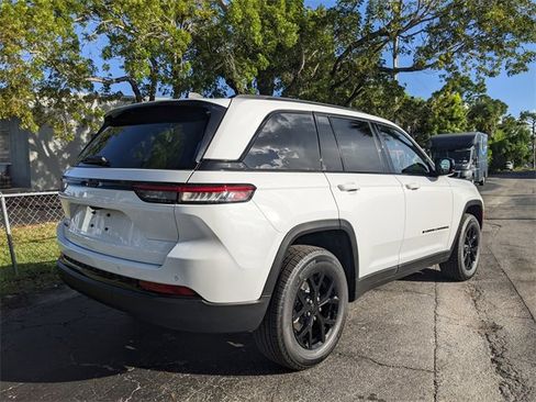 New 2025 Jeep Grand Cherokee Altitude image 4