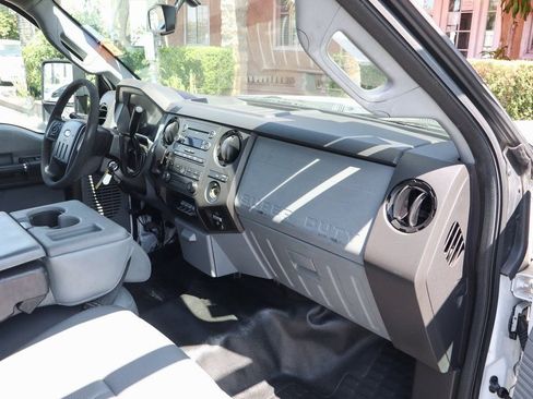 Used 2015 Ford F550 2WD Regular Cab Super Duty image 31