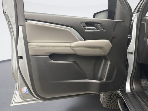 Used 2024 Chevrolet Colorado ZR2 w/ ZR2 Convenience Package III AWD/4WD image 9
