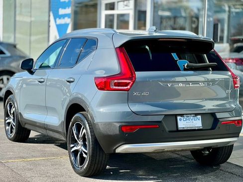 Used 2023 Volvo XC40 B5 Core w/ Convenience Package image 3