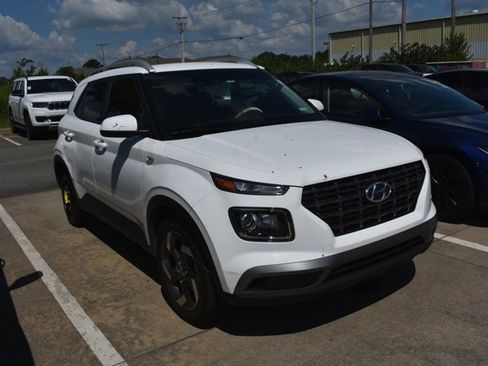Used 2023 Hyundai Venue SEL FWD image 3