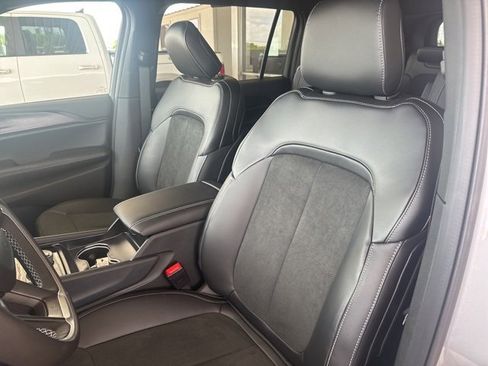 New 2025 Jeep Grand Cherokee L Laredo image 15