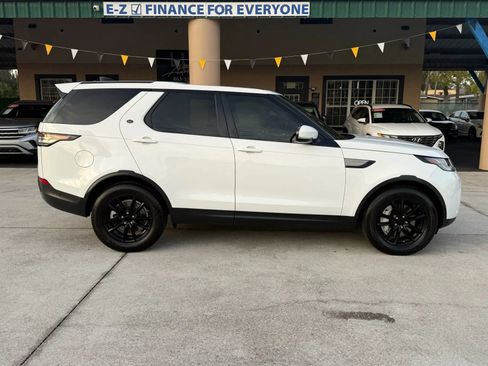 Used 2019 Land Rover Discovery SE image 4