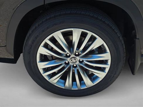 New 2026 Toyota Highlander Platinum AWD/4WD image 9
