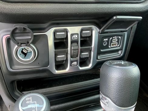 Used 2025 Jeep Gladiator Sport image 31