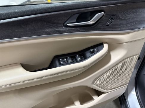 Used 2023 Jeep Grand Cherokee Limited image 21