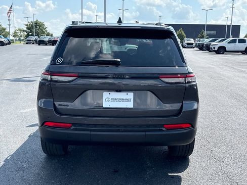 Used 2023 Jeep Grand Cherokee Altitude AWD/4WD image 4