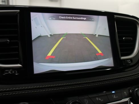 Used 2024 Chrysler Pacifica Touring-L FWD image 16