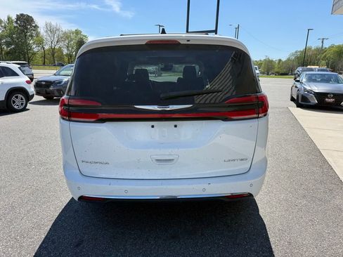 Used 2023 Chrysler Pacifica Limited image 6