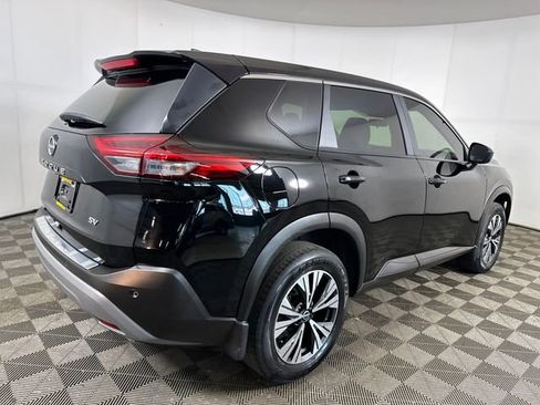 Used 2023 Nissan Rogue SV image 3