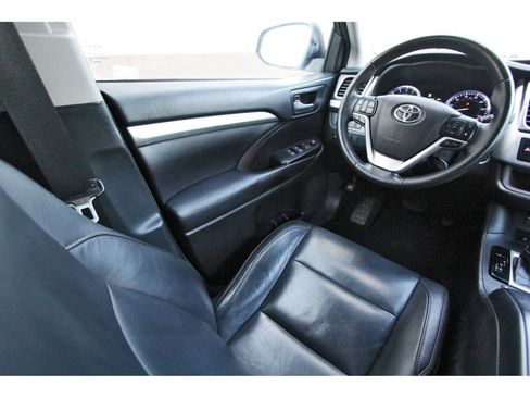 Used 2018 Toyota Highlander XLE AWD/4WD image 11