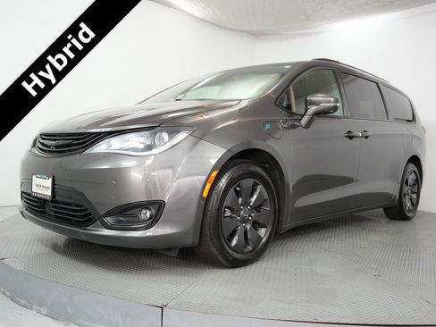 Used 2019 Chrysler Pacifica Limited w/ Advanced Safetytec Group image 3