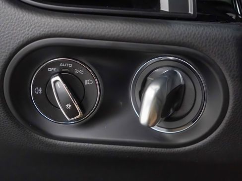 Certified 2025 Porsche Macan image 25