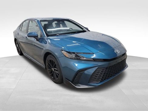 Used 2025 Toyota Camry SE FWD image 2