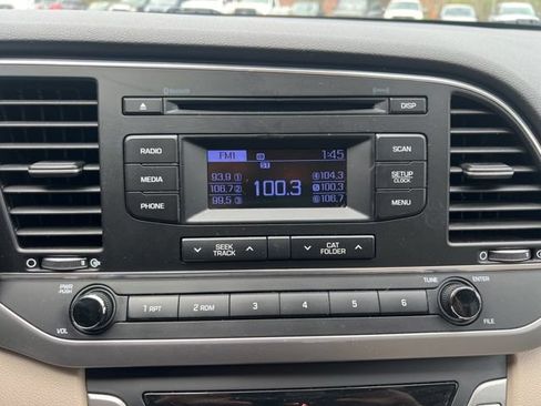 Used 2017 Hyundai Elantra SE FWD image 25