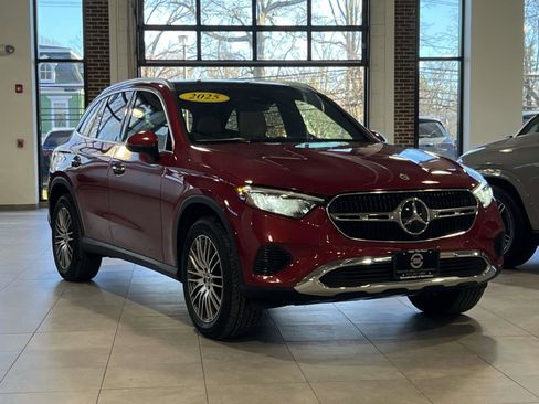 Used 2025 Mercedes-Benz GLC 300 4MATIC image 2