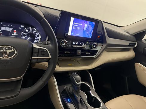 Used 2023 Toyota Highlander XLE FWD image 19
