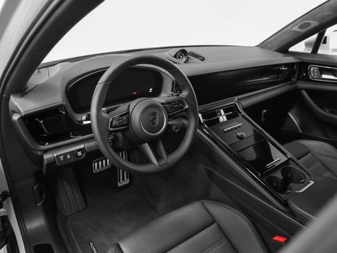 Certified 2025 Porsche Panamera Turbo image 4