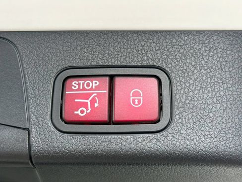 Used 2022 Mercedes-Benz GLB 250 w/ Premium Package image 33