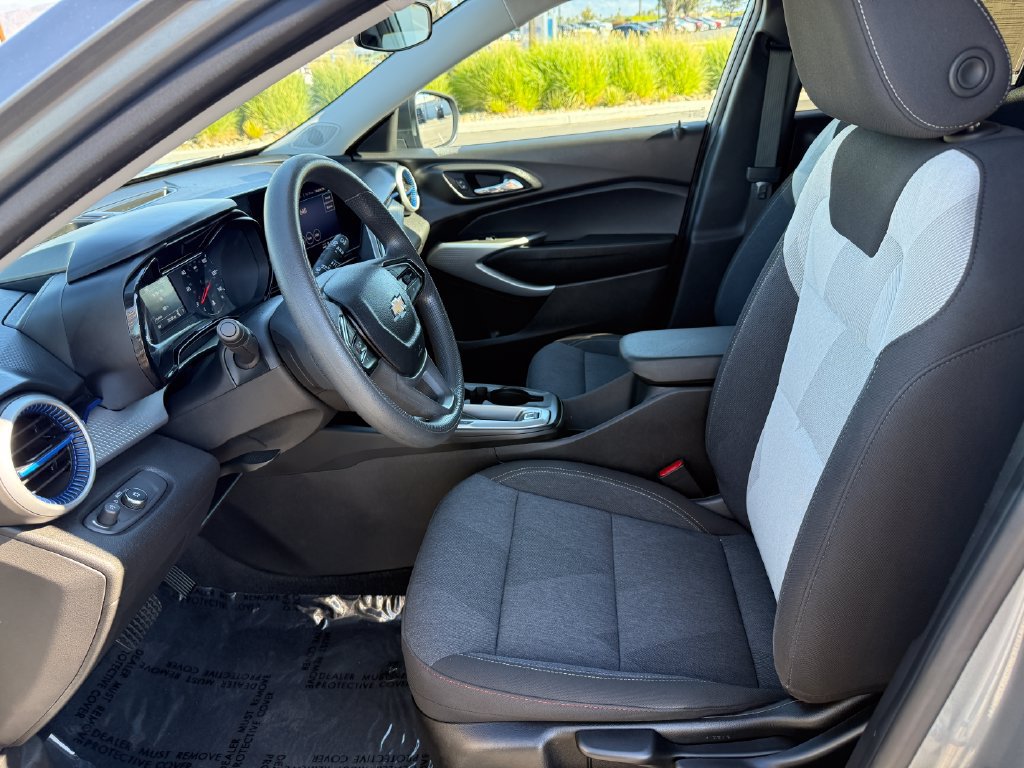 Used 2025 Chevrolet Trax LS FWD image 11