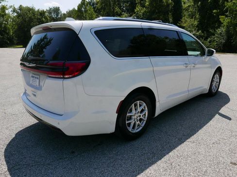Used 2021 Chrysler Pacifica Touring-L FWD image 6