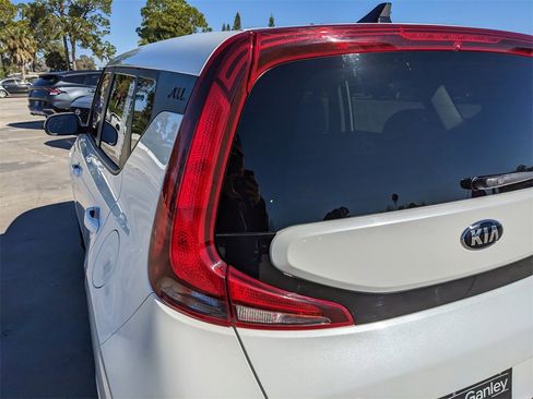 Used 2020 Kia Soul LX image 12