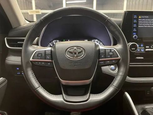 Used 2022 Toyota Highlander XLE image 16